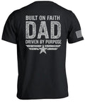 T-shirt « Papa, bâti sur la foi, guidé par la détermination »